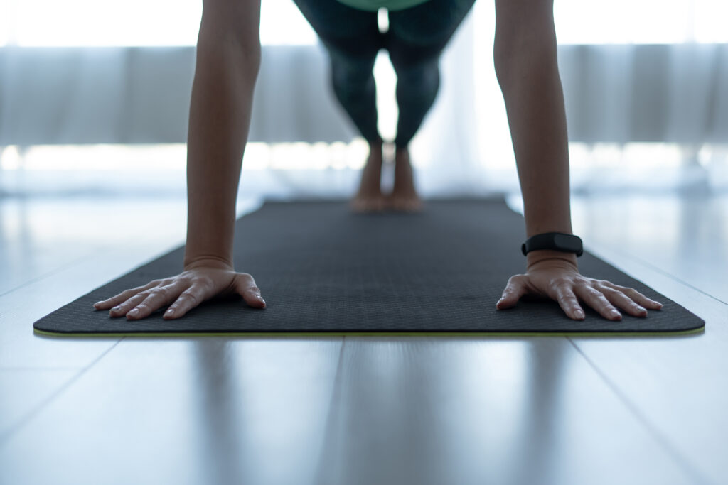 Cours de Pilates sur tapis, pratique du Pilates au quotidie